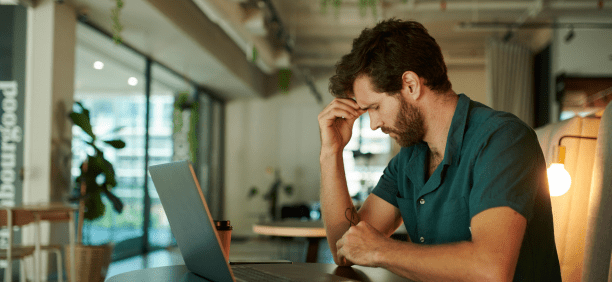 Man looking at computer stressed 
